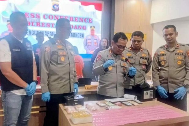 Simpan 211 Paket Sabu, Polisi Amankan Perempuan Penjual Sabu di Padang