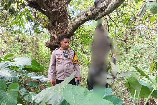 Mayat Tergantung di Pohon Hutan Jatiduwur Jombang, Diduga Pemuda Putus Cinta