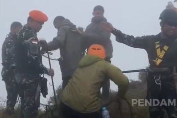 Berkabut, Tim SAR Berusaha Evakuasi Korban Jatuhnya Pesawat di Gunung Bulusaraung