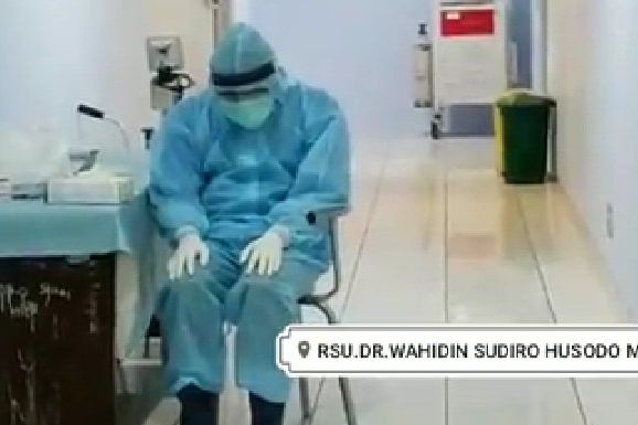 Viral Video Petugas Medis Salat Pakai Baju APD di Ruang Isolasi Covid-19
