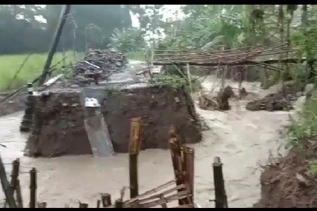 Jembatan Ambrol dan Tiang Listrik Roboh, Tiga Dusun di Mojokerto Padam