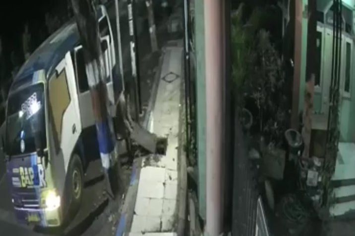 Sopir Angkot Curi Penutup Lubang Drainase di Probolinggo Terekam CCTV