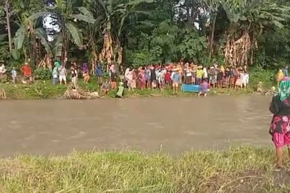 <strong>Santri yang Terbawa Arus saat Mandi di DAM Sungai Rondoningo Ditemukan Meninggal</strong>