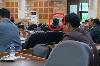 Anggota DPRD Ini Asyik Hisap Vape saat Rapat Paripurna di Ruang AC