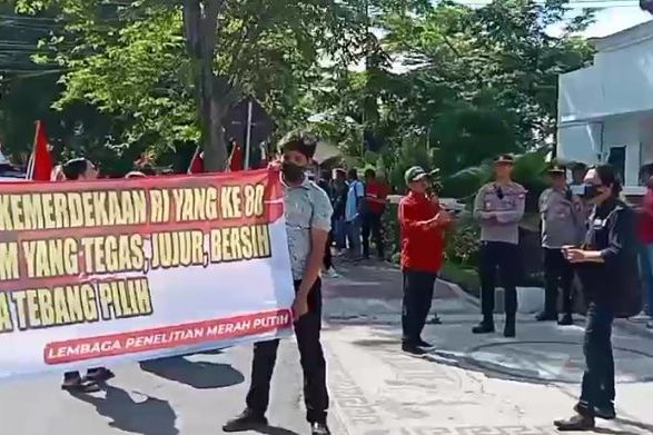 Desak Anggota DPRD Pelaku KDRT Ditahan, Massa Geruduk Kejari Banyuwangi