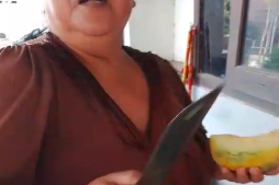 Viral Emak-Emak Pembeli Labrak Pedagang Gegara Melon Tak Manis