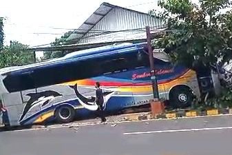Tabrak Bus Parkir di Jalur Madiun – Surabaya, Sopir Truk Boks Tergencet