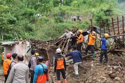Foto Longsor Trenggalek, Tutup Akses Jalan dan Rusak Pemukiman