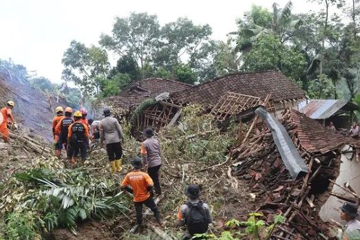 Diduga Tertimbun 10 Meter, Enam Korban Longsor Trenggalek Belum Ditemukan