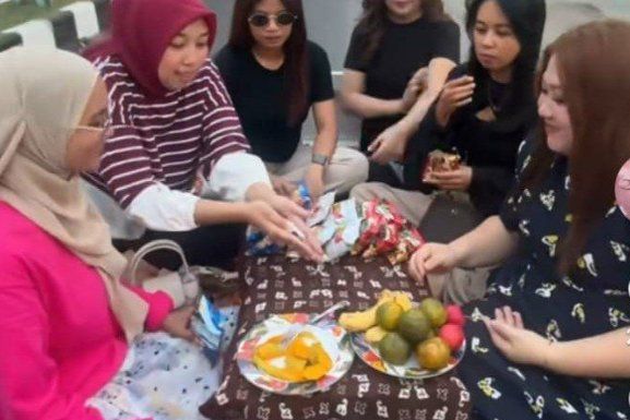 Viral Emak-Emak Arisan Keliling Naik Pikap, Pembuat Konten Minta Maaf