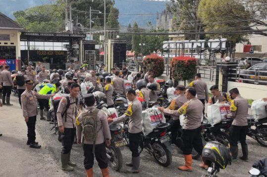 Pakai Motor, Bhabinkamtibmas Kirim Logistik ke Tiga Kecamatan di Aceh Tengah