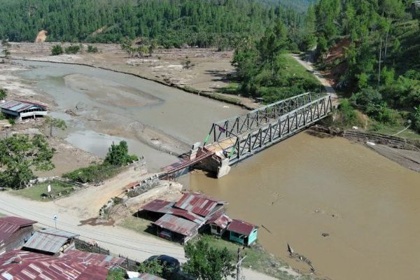 Masyarakat dan Aparat Bangun Jembatan Sementara di Gayo Lues