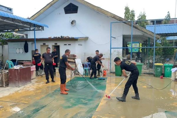 Brimob Sumut Bersihkan Lumpur di SMA Negeri 1 Tanjung Pura