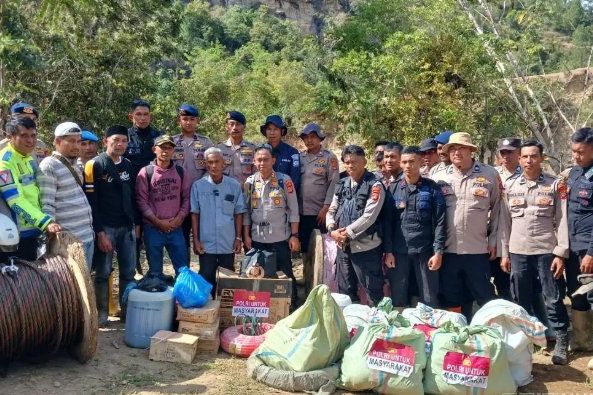 Polres Aceh Tengah dan Brimob Distribusikan Bantuan ke Desa Terpencil di Kecamatan Linge