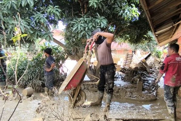Personel Ditsamapta Polda Aceh bersama sejumlah guru melakukan pembersihan di SD Negeri 2 Rantau, Kecamatan Rantau, Kabupaten Aceh Tamiang, Senin, 5 Januari 2026. Foto: Divisi Humas Mabes Polri