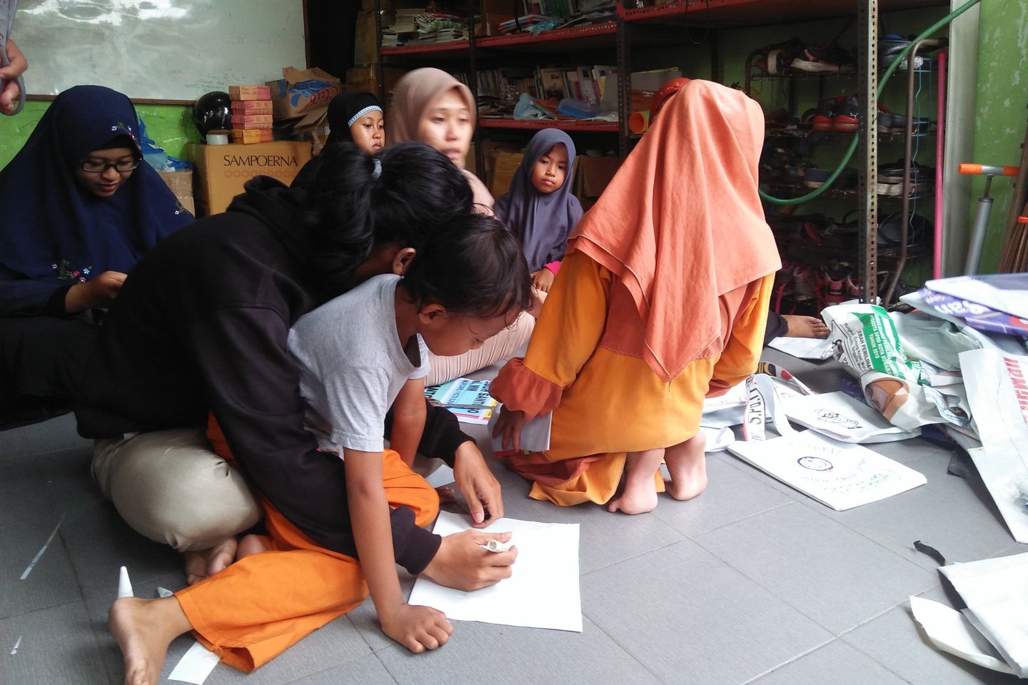 Sekolah Rakyat Kejawan Manfaatkan APK Bekas Dijadikan Tas