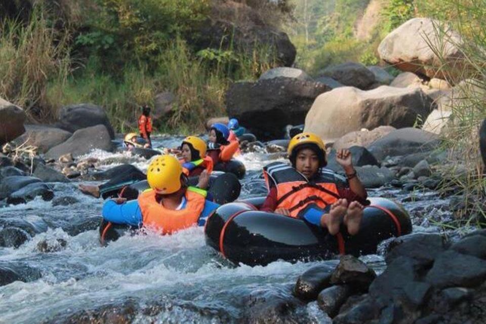 Serunya Wisata River Tubing di Lembah Seloliman Mojokerto