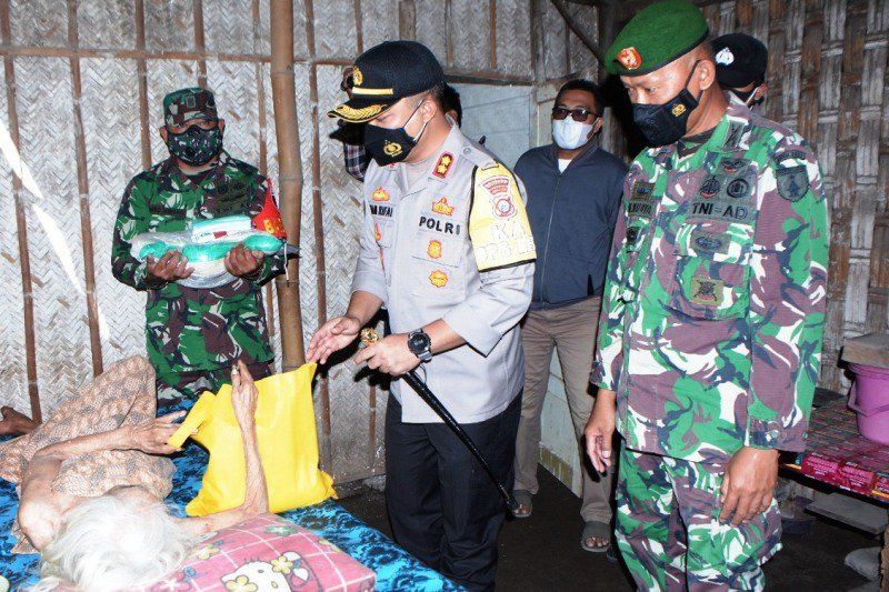 PPKM Darurat, Polres Situbondo Bagikan Sembako ke Masyarakat Tidak Mampu
