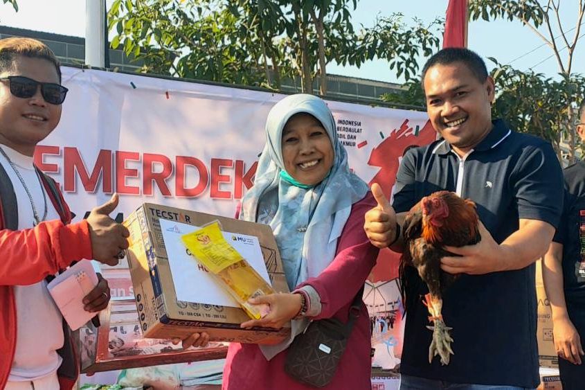 Senam Kemerdekaan di Manyar Gresik Berhadiah Ayam Jago dan Bebek