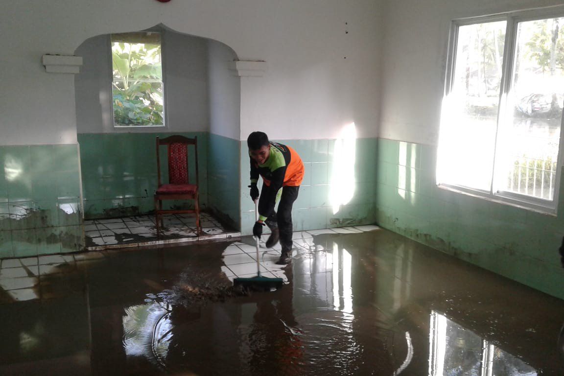 ACT Ikut Bersih-Bersih Korban Banjir Tasikmalaya