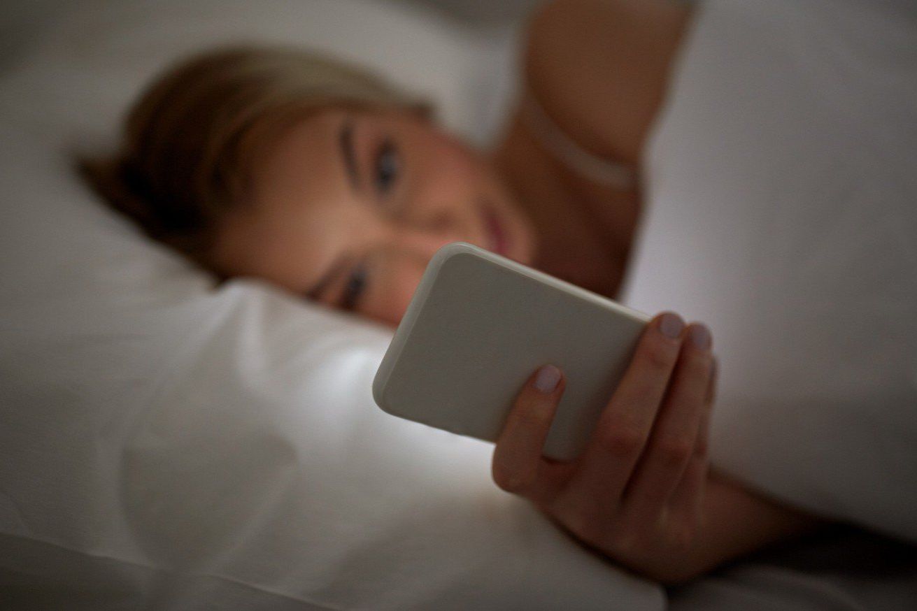 Sering Main Ponsel Sebelum Tidur? Waspadai Bahaya Ini
