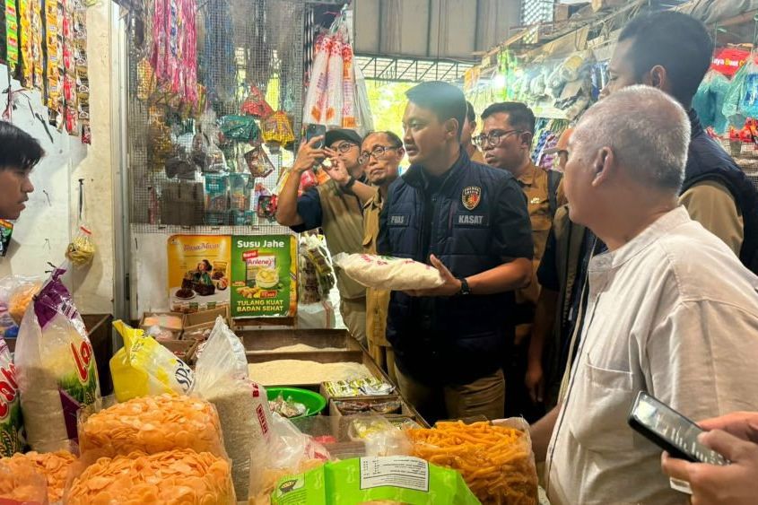 Sidak Pasar Baru, Satgas Pangan Gresik Pastikan Harga Beras Stabil