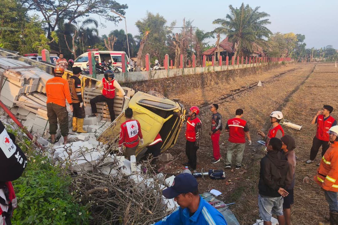 Truk Bermuatan 1.050 Bata Ringan Terguling di Bypass Mojokerto
