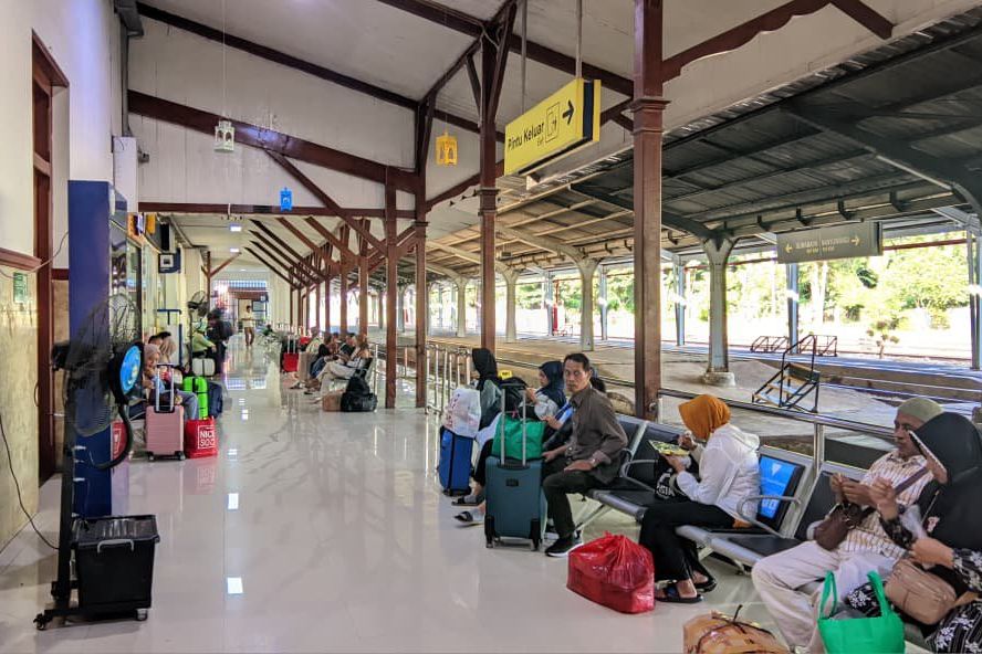 Mobilitas Penumpang Kereta di Jember Masih Tinggi di Hari Pertama Kerja Usai Lebaran 2026