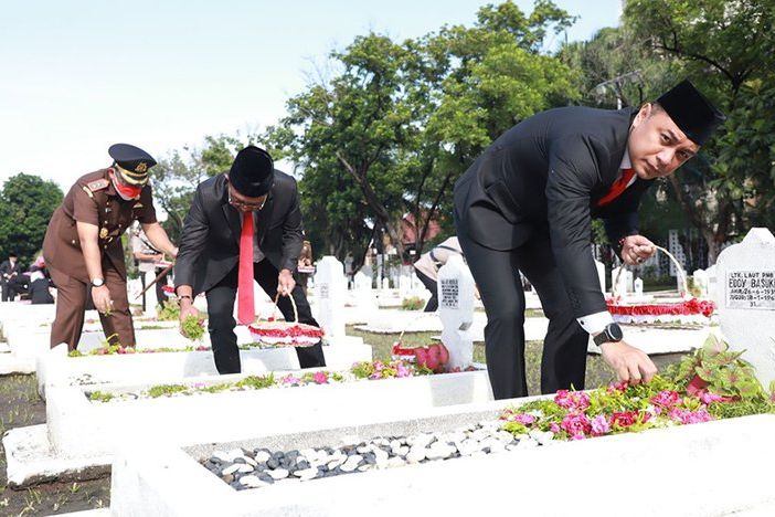 Tabur Bung di Makam Pahlawan, Walkot Eri Cahyadi Ajak Masyarakat Tumbuhkan Semangat Perjuangan