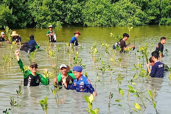 Peringati Hari Bumi Sedunia, Polres Gresik Tanam Pohon Mangrove di Kali Mireng
