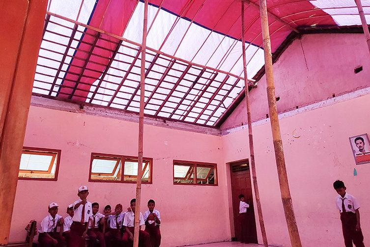 Miris, Siswa SD di Ponorogo Belajar Beratapkan Terpal