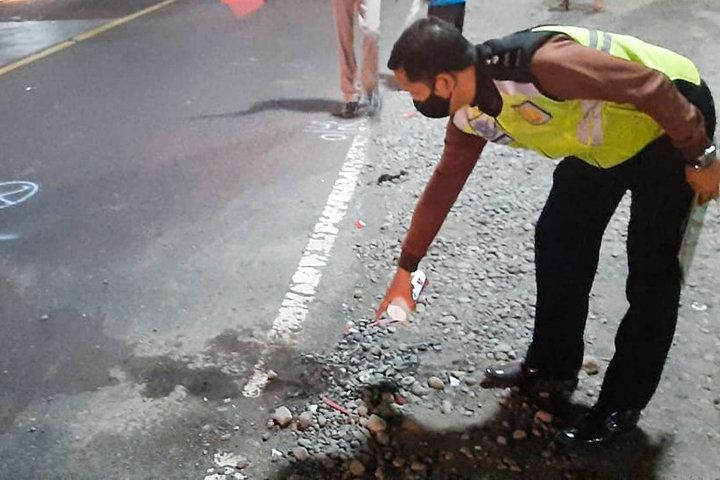 Salip Trailer di Jalur Pantura Paiton, 2 Pemuda Tewas Tertabrak Truk Bok