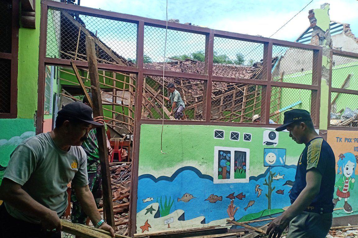 Atap Gedung TK Kotaanyar Ambruk Diguyur Hujan