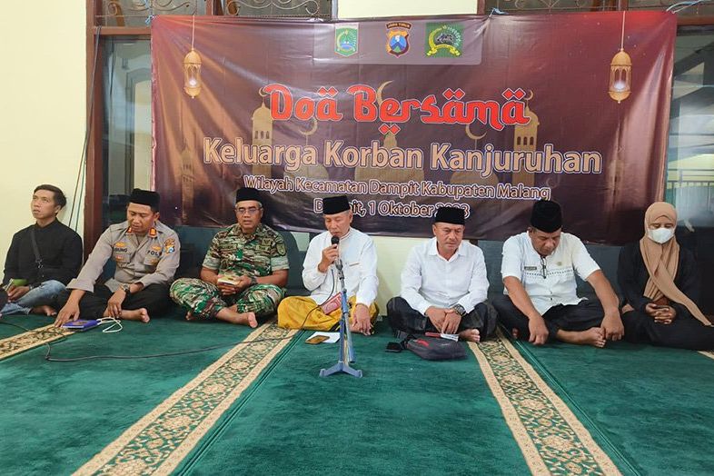 Polres Malang Kibarkan Bendera Setengah Tiang dan Doa Bersama Untuk Korban Tragedi Kanjuruhan