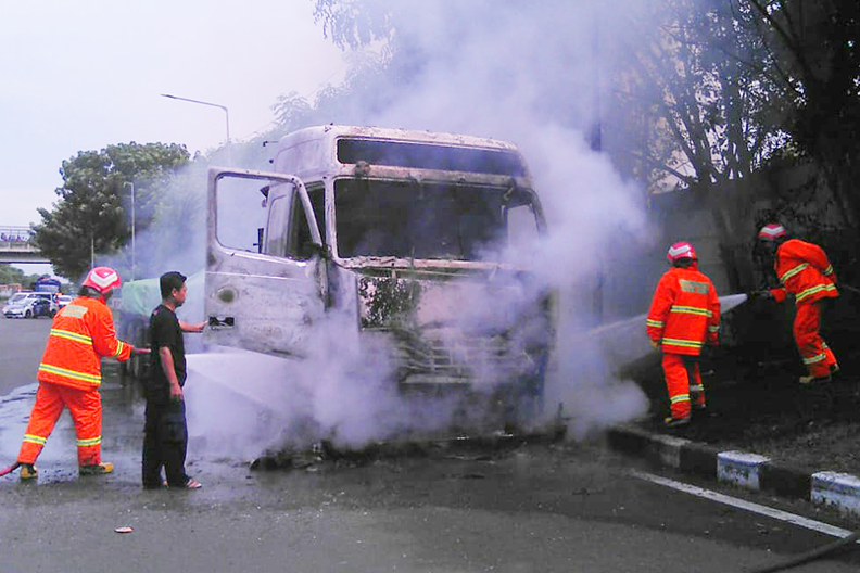 Korsleting, Truk Bermuatan Baja Milik PT Siba Terbakar di Tol