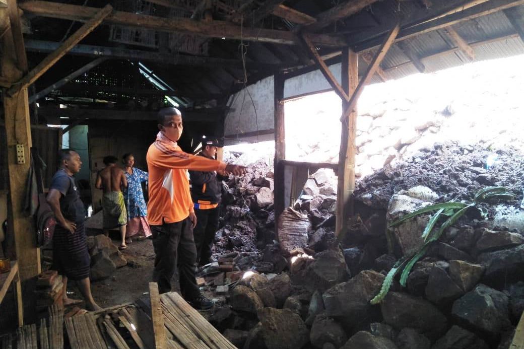 Nenek 70 Tahun Nyaris Terjebak Tanah Longsor di Situbondo