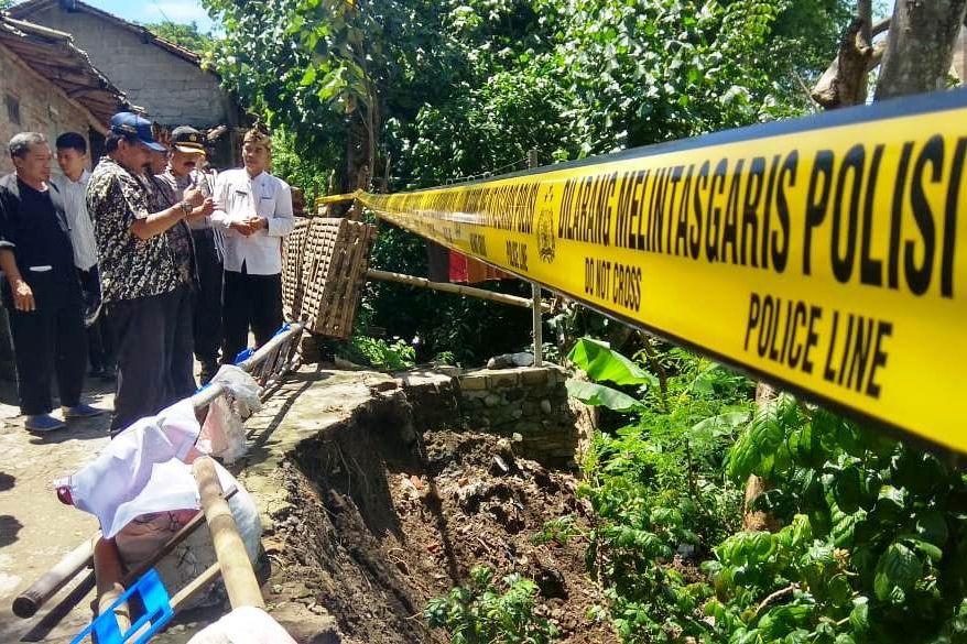 Tebing Longsor, 13 Keluarga Terancam Kehilangan Rumah