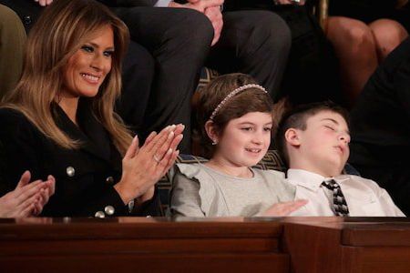 Foto Bocah Tertidur Saat Donald Trump Berpidato Menjadi Viral