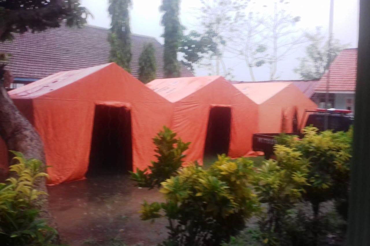 Gedung Sekolah Rusak Diterjang Angin, Siswa Belajar di Tenda