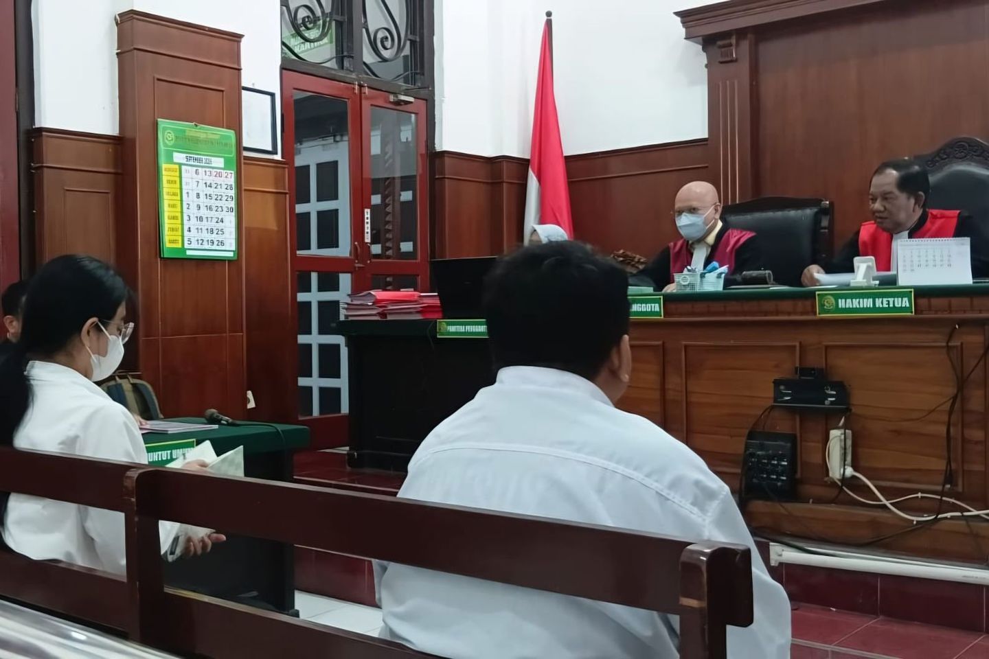 Tangis Agustin Widyawati Pecah Saat Bacakan Pledoi Kasus Dugaan Penipuan Investasi di PN Surabaya