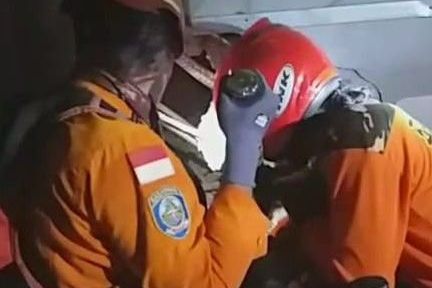 Bangunan Ponpes di Sidoarjo Ambruk, SAR Surabaya Evakuasi Korban yang Terjebak