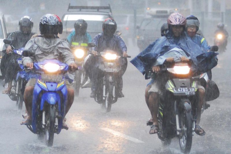 Tips Aman Berkendara di Jalanan yang Licin
