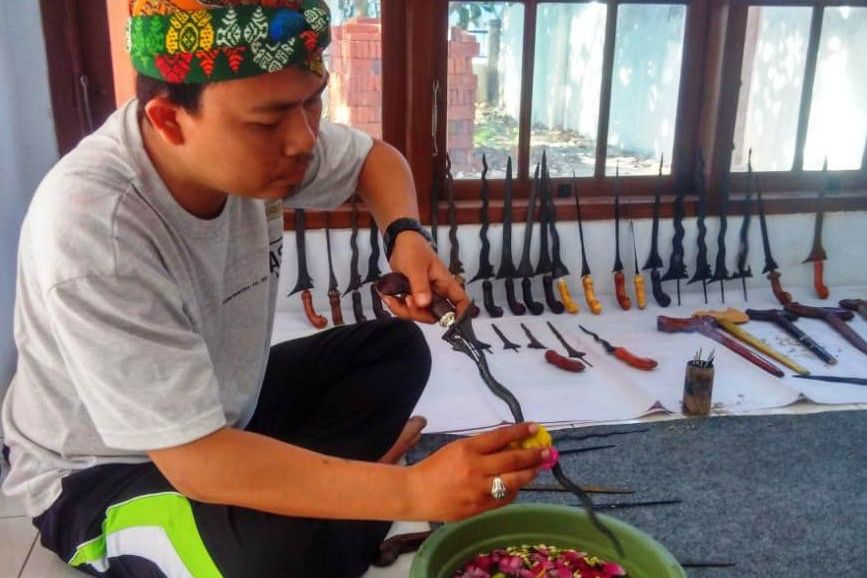 Begini Tradisi Mencuci Benda Pusaka Bulan <em>Suro</em>