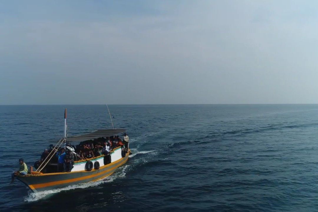 Tradisi Toron Petolekoran, Ribuan Warga Gili Ketapang Padati Kota Probolinggo Jelang Lebaran