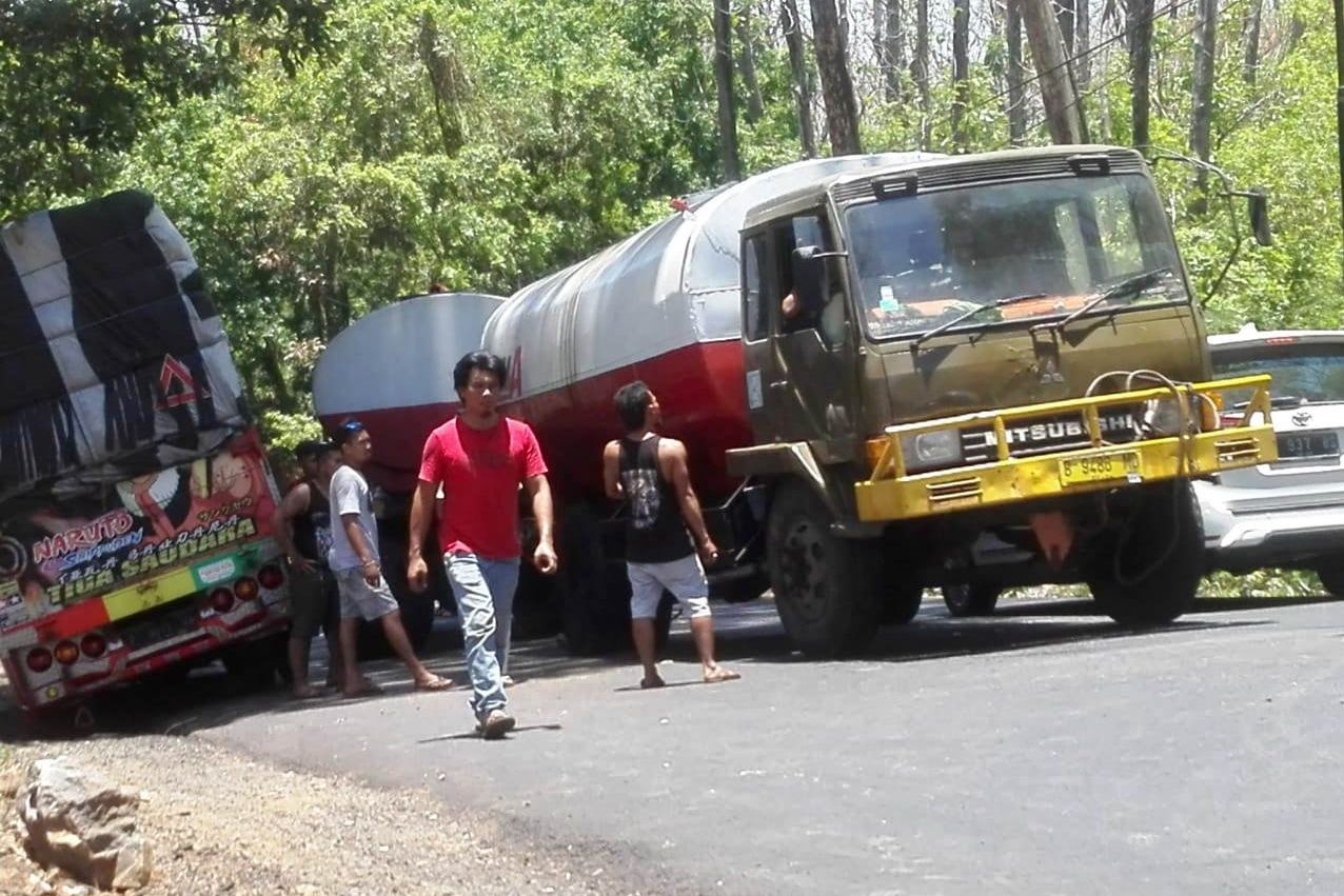 Truk Tangki Mogok, Empat Jam Jalur Pantura Situbondo Macet