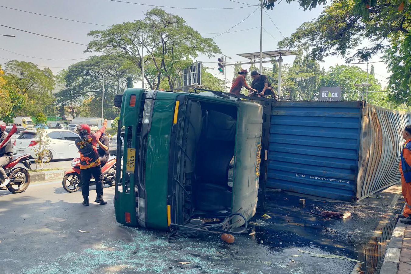 Truk Terguling di Exit Tol Gunungsari Surabaya, Evakuasi Sempat Terkendala