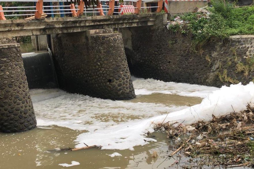 Busa Putih Misterius Penuhi Sungai di Mojokerto, Diduga Tercemar Limbah