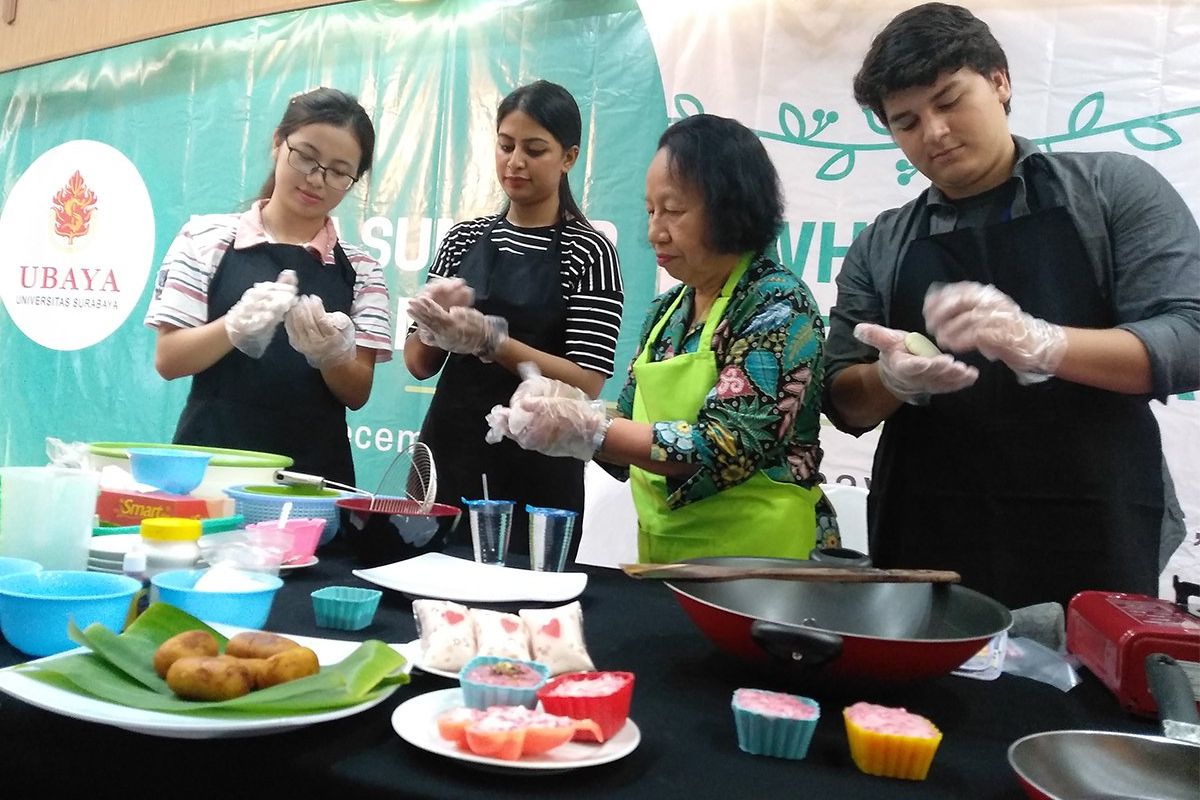 Gelar Summer Program 2019, Ubaya Kenalkan Kuliner Tradisional ke Mahasiswa Asing