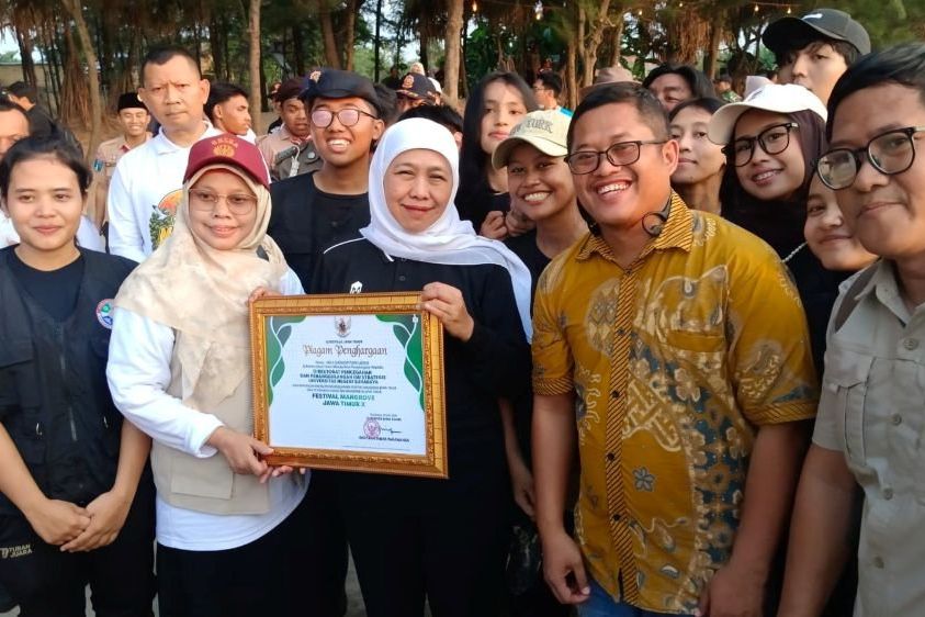 Konservasi Mangrove Antarkan UNESA Raih Penghargaan dari Pemprov Jatim