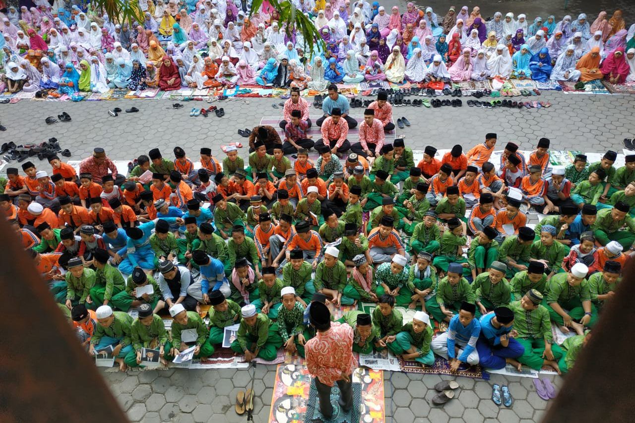 Pelajar MI Nurul Huda Mojokerto Gelar Salat Gaib dan Doakan Habibie